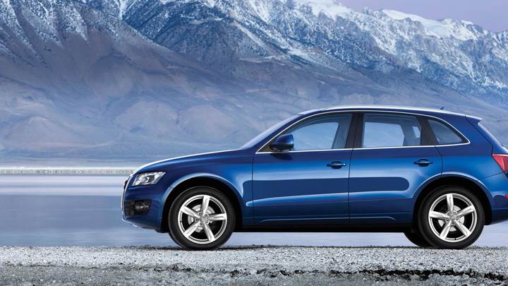 Side Pose Of 2009 Audi Q5 In Blue Near Mountains